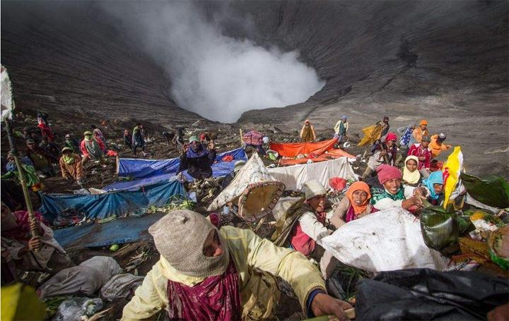 印尼奇特祭祀习俗 数百民众火山口抢供品